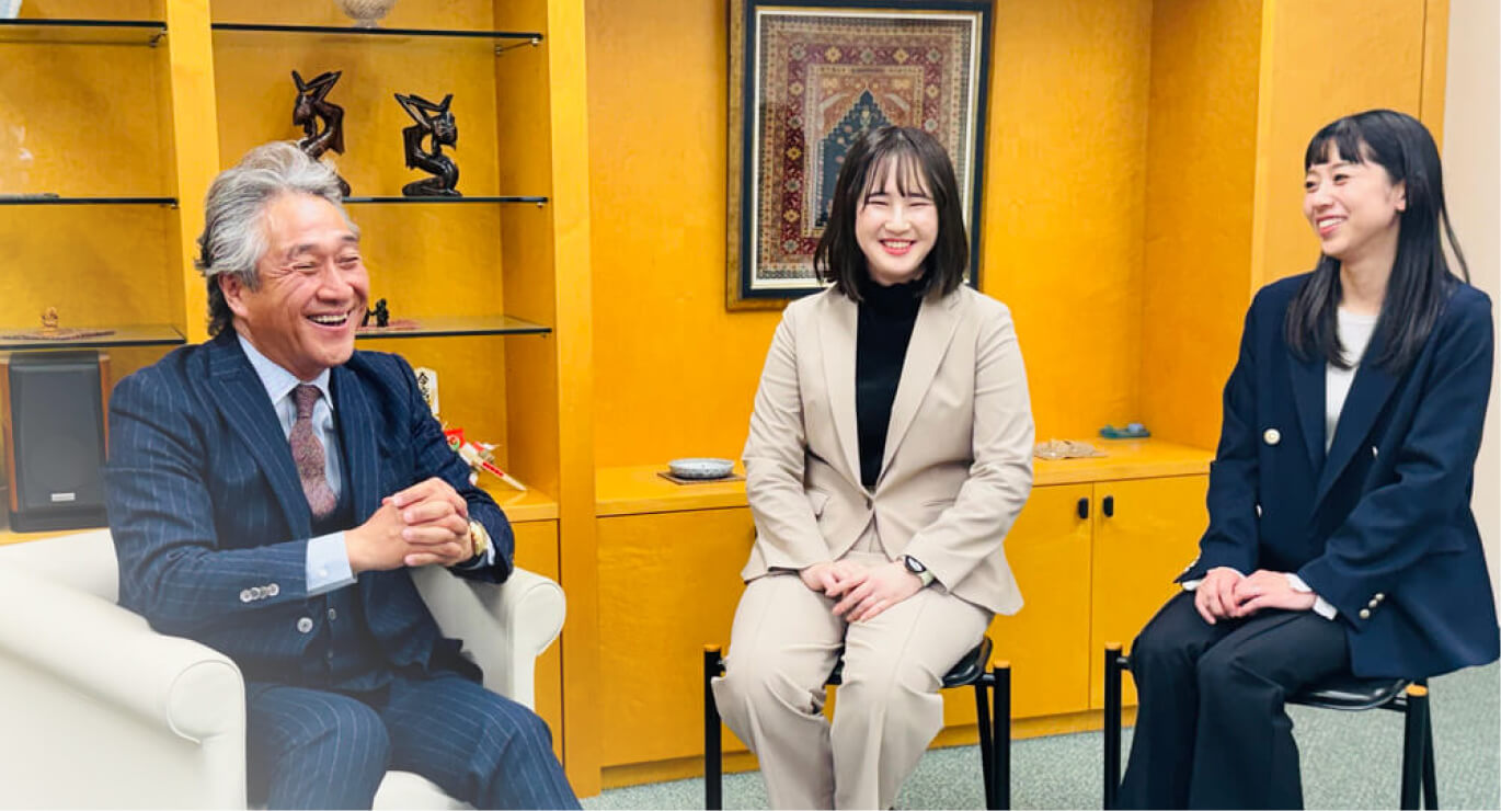 社長と人事がソファーで楽しげに話している